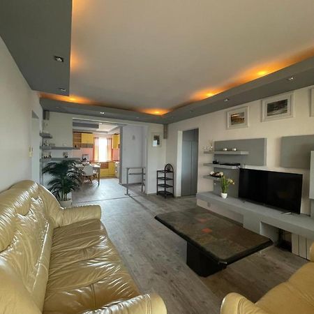 Lovely 3 Bedrooms Apartament Oradea Eksteriør bilde