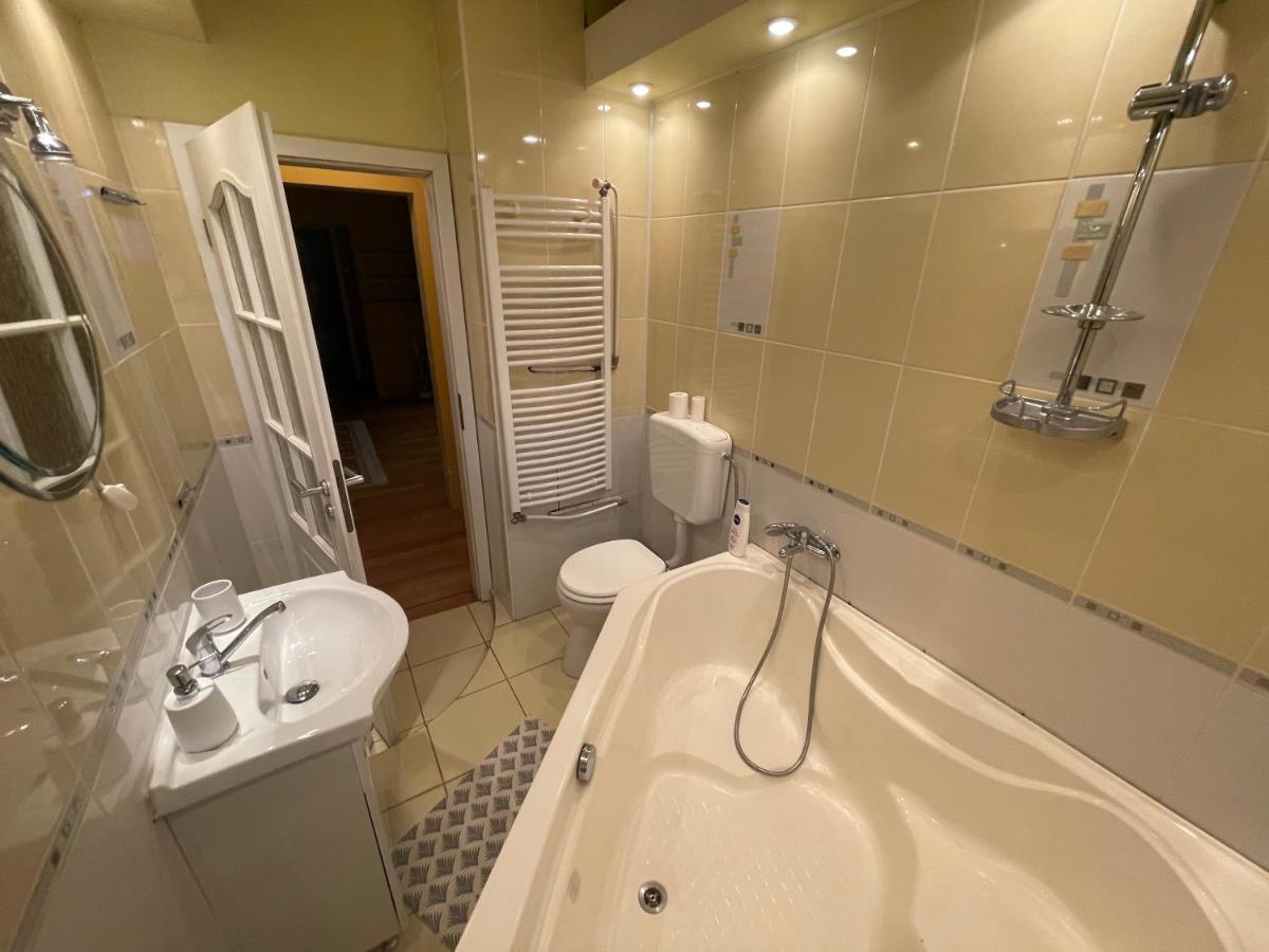 Lovely 3 Bedrooms Apartament Oradea Eksteriør bilde