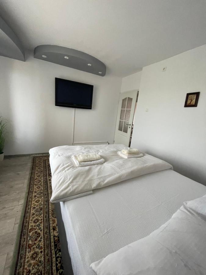 Lovely 3 Bedrooms Apartament Oradea Eksteriør bilde