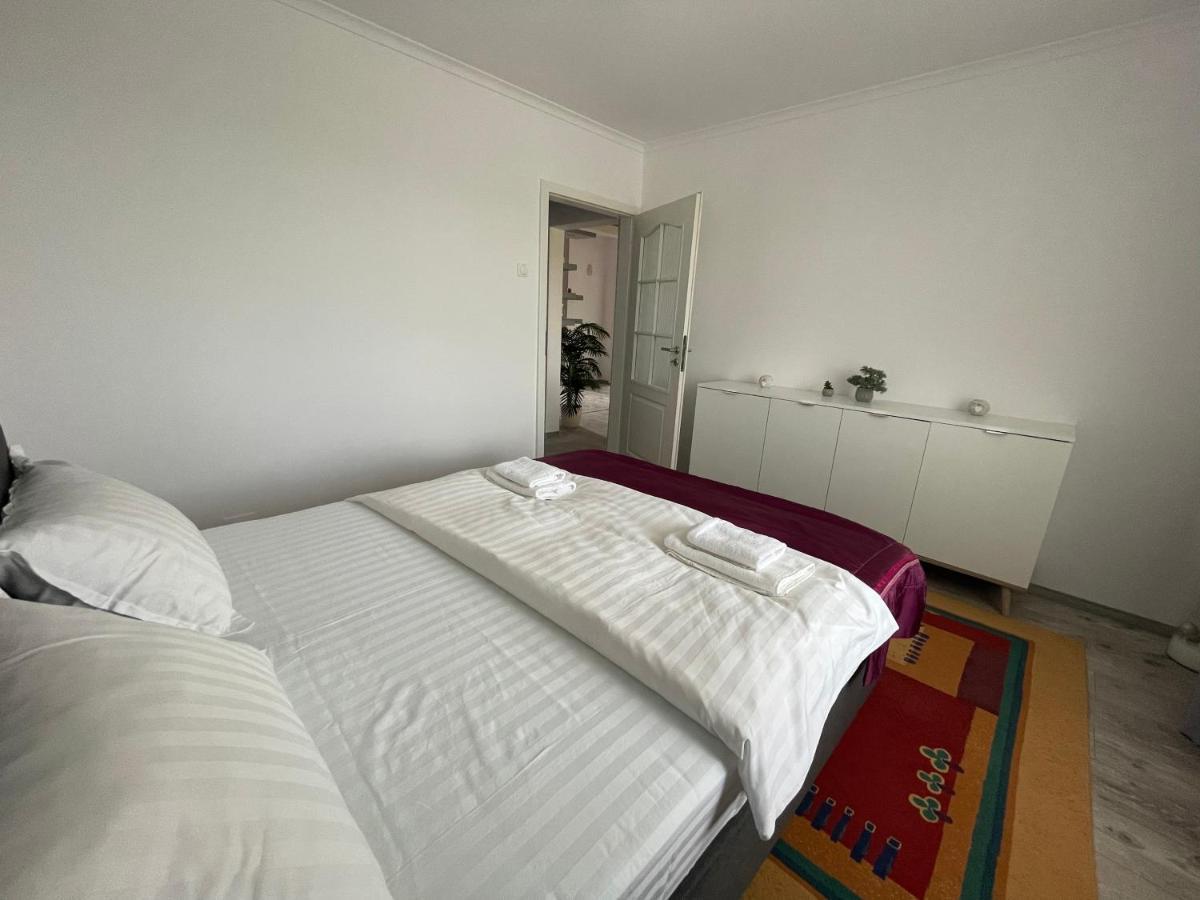 Lovely 3 Bedrooms Apartament Oradea Eksteriør bilde
